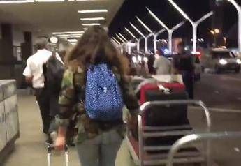 Spari in aeroporto Los Angeles, è falso allarme. Fermato uomo vestito da Zorro /Video Spari in aeroporto Los Angeles, è falso allarme. Fermato uomo vestito da Zorro /Video