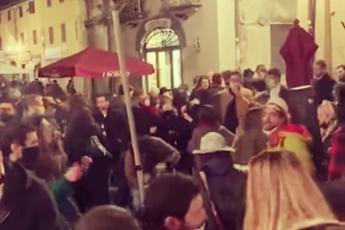 Lucca, assembramenti senza mascherina: l'ira del sindaco