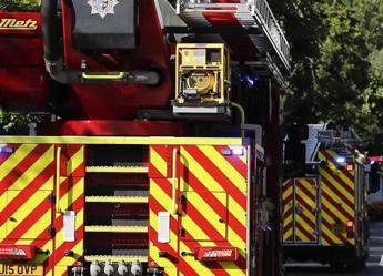 Londra, incendio in un palazzo: evacuati i residenti Londra, incendio in un palazzo: evacuati i residenti