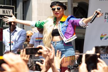 Lady Gaga e il duetto 'fatale', cade dal palco col fan/Guarda