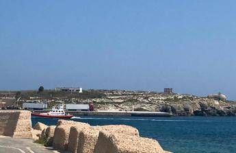 Sindaco Lampedusa: Bimbi a bordo, Open Arms entri in porto Sindaco Lampedusa: Bimbi a bordo, Open Arms entri in porto