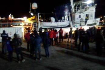 Lampedusa, sbarcati migranti: nave sotto sequestro Lampedusa, sbarcati migranti: nave sotto sequestro