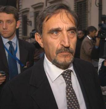 Virus, bufera su post La Russa: Usate il saluto romano Virus, bufera su post La Russa: Usate il saluto romano