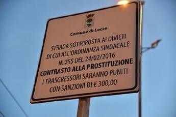 Cartelli anti-prostituzione a Lecce, scoppia la polemica Cartelli anti-prostituzione a Lecce, scoppia la polemica