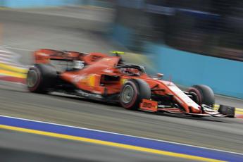 Leclerc fa tris, pole anche a Singapore