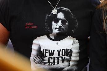 L'assassino di John Lennon chiede scusa a Yoko Ono L'assassino di John Lennon chiede scusa a Yoko Ono