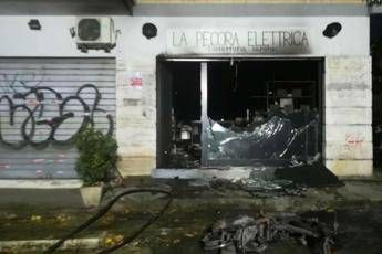 'Pecora elettrica' incendiata, motorino usato come miccia