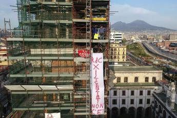 Ex operai sul campanile: Vogliamo il reddito Ex operai sul campanile: Vogliamo il reddito