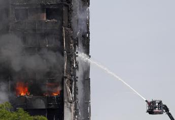 Incendio Grenfell Tower, rapporto critica vigili del fuoco