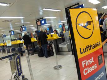 Coronavirus, Lufthansa cancella 23 mila voli ad aprile