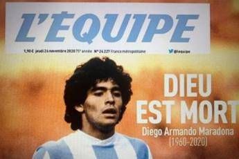 Maradona, la stampa lo celebra: Morto il dio del calcio Maradona, la stampa lo celebra: Morto il dio del calcio