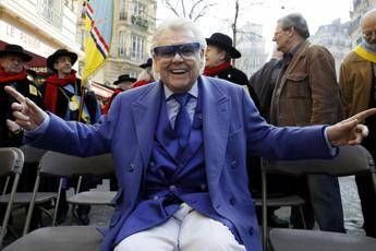 Addio a Michou, il patron dell'ultimo cabaret parigino Addio a Michou, il patron dell'ultimo cabaret parigino