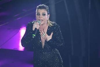 Sanremo, Emma scende dal palco e esce dall'Ariston Sanremo, Emma scende dal palco e esce dall'Ariston