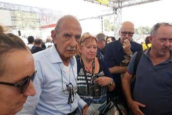 Tajani? Faceva il saluto romano..., il post di papà Dibba Tajani? Faceva il saluto romano..., il post di papà Dibba