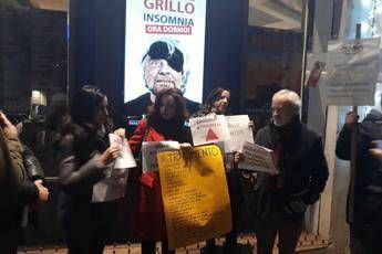 Beppe ci hai traditi, Grillo contestato Lui attacca Macron: Uno psicopatico Beppe ci hai traditi, Grillo contestato Lui attacca Macron: Uno psicopatico