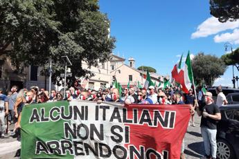 Mascherine tricolori in piazza a Roma