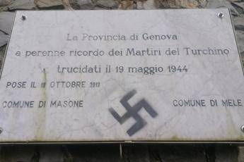 25 aprile, a Genova svastiche sulle targhe in memoria dei martiri del Turchino 25 aprile, a Genova svastiche sulle targhe in memoria dei martiri del Turchino