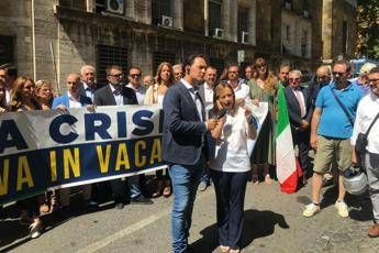 La crisi non va in vacanza, flash mob FdI al Mise La crisi non va in vacanza, flash mob FdI al Mise