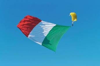 Meloni 'lancia' Acquaroli, paracadute con Tricolore e slogan Fdi Meloni 'lancia' Acquaroli, paracadute con Tricolore e slogan Fdi