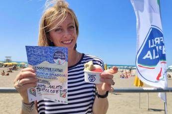 Meloni 'sbarca' in spiaggia, dal cruciverba del patriota alle infradito di Fdi Meloni 'sbarca' in spiaggia, dal cruciverba del patriota alle infradito di Fdi