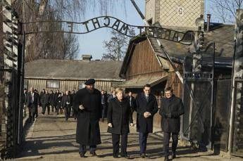 Germania, Merkel in visita a Auschwitz per la prima volta Germania, Merkel in visita a Auschwitz per la prima volta