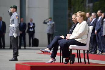 Tremore Merkel, ecco cosa sta succedendo Tremore Merkel, ecco cosa sta succedendo