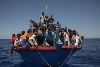 Barcone con 32 migranti in difficoltà al largo di Malta