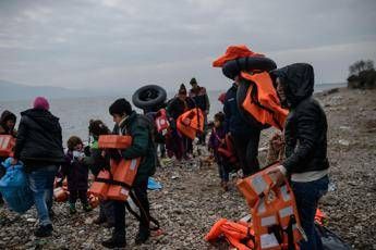 Migranti, rinvenuti 12 corpi lungo costa della Libia Migranti, rinvenuti 12 corpi lungo costa della Libia