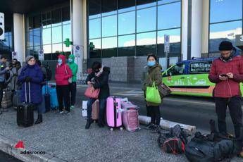 Virus, turisti cinesi a Malpensa increduli per stop voli Virus, turisti cinesi a Malpensa increduli per stop voli