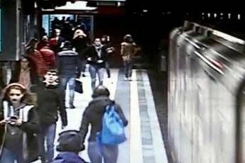 Brusche frenate in metro a Milano: feriti Brusche frenate in metro a Milano: feriti