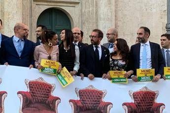 Tagliati 345 parlamentari Tagliati 345 parlamentari