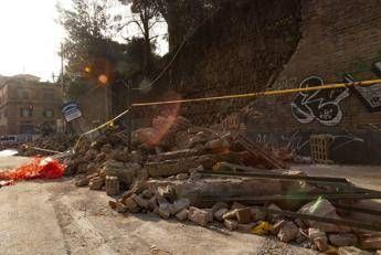 Roma, crolla muro a San Lorenzo Roma, crolla muro a San Lorenzo