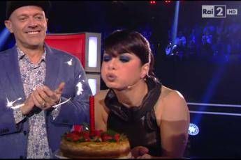 Buon compleanno!: auguri e (super) candela spenta in diretta per Dolcenera /Video Buon compleanno!: auguri e (super) candela spenta in diretta per Dolcenera /Video