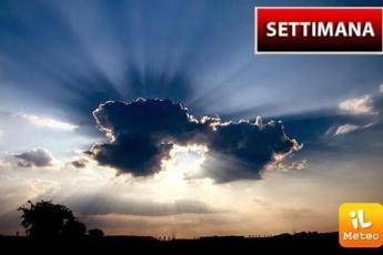 Meteo, Italia divisa: maltempo al Nord, estate al Sud Meteo, Italia divisa: maltempo al Nord, estate al Sud