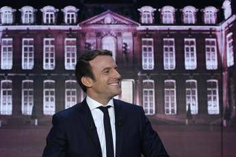 Francia, domenica il passaggio di consegne: 7 giorni di fuoco per Macron Francia, domenica il passaggio di consegne: 7 giorni di fuoco per Macron