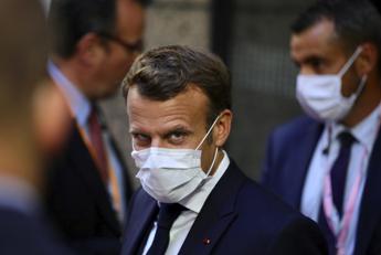 Covid Francia, Macron annuncia coprifuoco in zone allerta massima