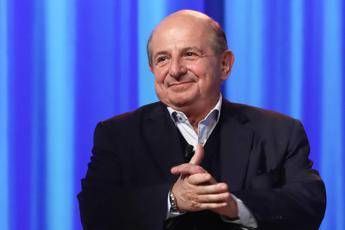 Magalli e il Natale con Di Battista: Ha cucinato il baccalà Magalli e il Natale con Di Battista: Ha cucinato il baccalà