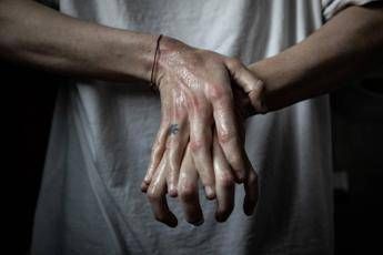 Coronavirus, per mani secche impacchi notturni di vaselina Coronavirus, per mani secche impacchi notturni di vaselina