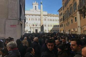 Uber vaff..., tassisti in protesta davanti Montecitorio /Video Uber vaff..., tassisti in protesta davanti Montecitorio /Video