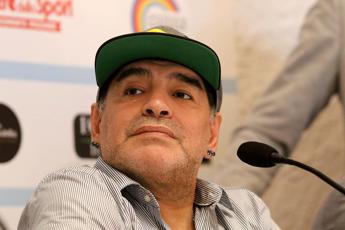 La gente ha bisogno di mangiare, Maradona in lacrime