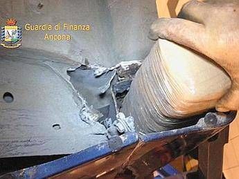 Scovati dalla Gdf 21 kg di marijuana in auto sbarcata al porto di Ancona Scovati dalla Gdf 21 kg di marijuana in auto sbarcata al porto di Ancona