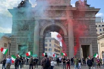 Ancora in piazza le 'mascherine tricolori' Ancora in piazza le 'mascherine tricolori'