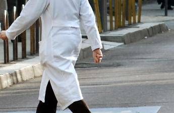 Coronavirus, Fontana richiama a lavoro i medici in pensione Coronavirus, Fontana richiama a lavoro i medici in pensione