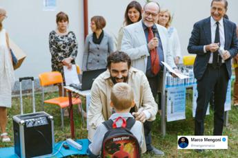Mengoni con Beppe Sala consegna borracce ai bambini milanesi