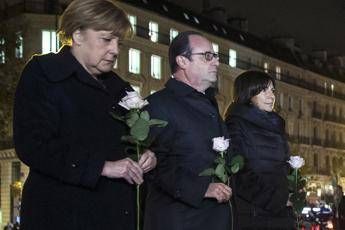 Attentati Parigi, Merkel a Hollande: Agire militarmente contro l'Is Attentati Parigi, Merkel a Hollande: Agire militarmente contro l'Is