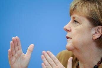 Merkel: Chi indossa il burka non può integrarsi in Germania Merkel: Chi indossa il burka non può integrarsi in Germania