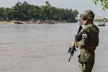 Padre e figlia annegati nel Rio Grande, la foto choc Padre e figlia annegati nel Rio Grande, la foto choc