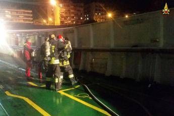Messina, incendio su traghetto: passeggeri in salvo Messina, incendio su traghetto: passeggeri in salvo