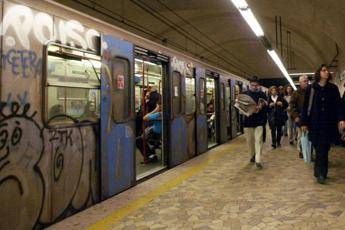 Roma, spinta su binari. E’ caccia all'uomo Roma, spinta su binari. E’ caccia all'uomo