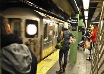 Record di batteri alla metro di New York, come stringere 10mila mani Record di batteri alla metro di New York, come stringere 10mila mani